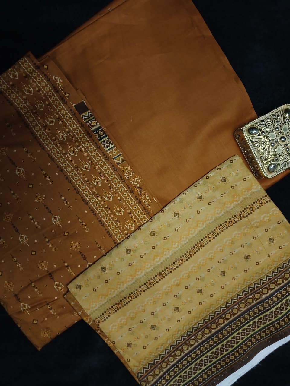 Unstitched printed lawn 3 piece suit